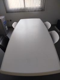 2 tables de réunion – très bon état.